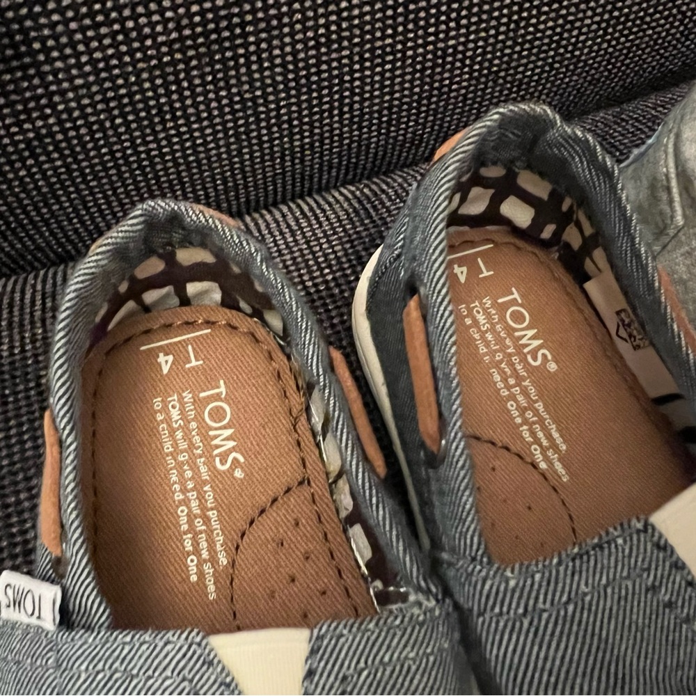Toms Slippers Boys Girls Baby Size 2 & 4 Shoes Lot - Picture 2 of 5